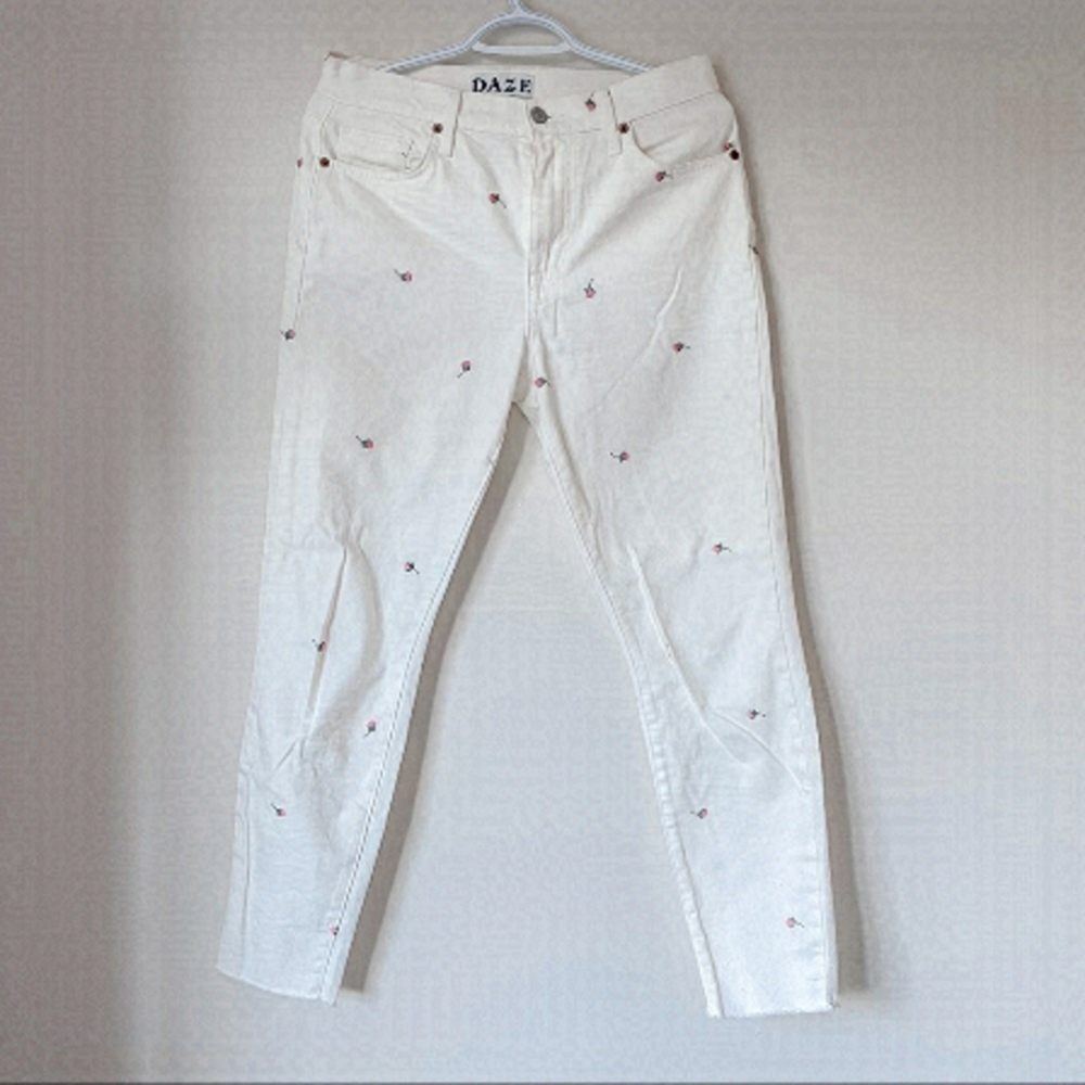 Urban OUTFITTERS Daze Denim Floral Embroidered White Tapered Raw Hem Pants Sz 27